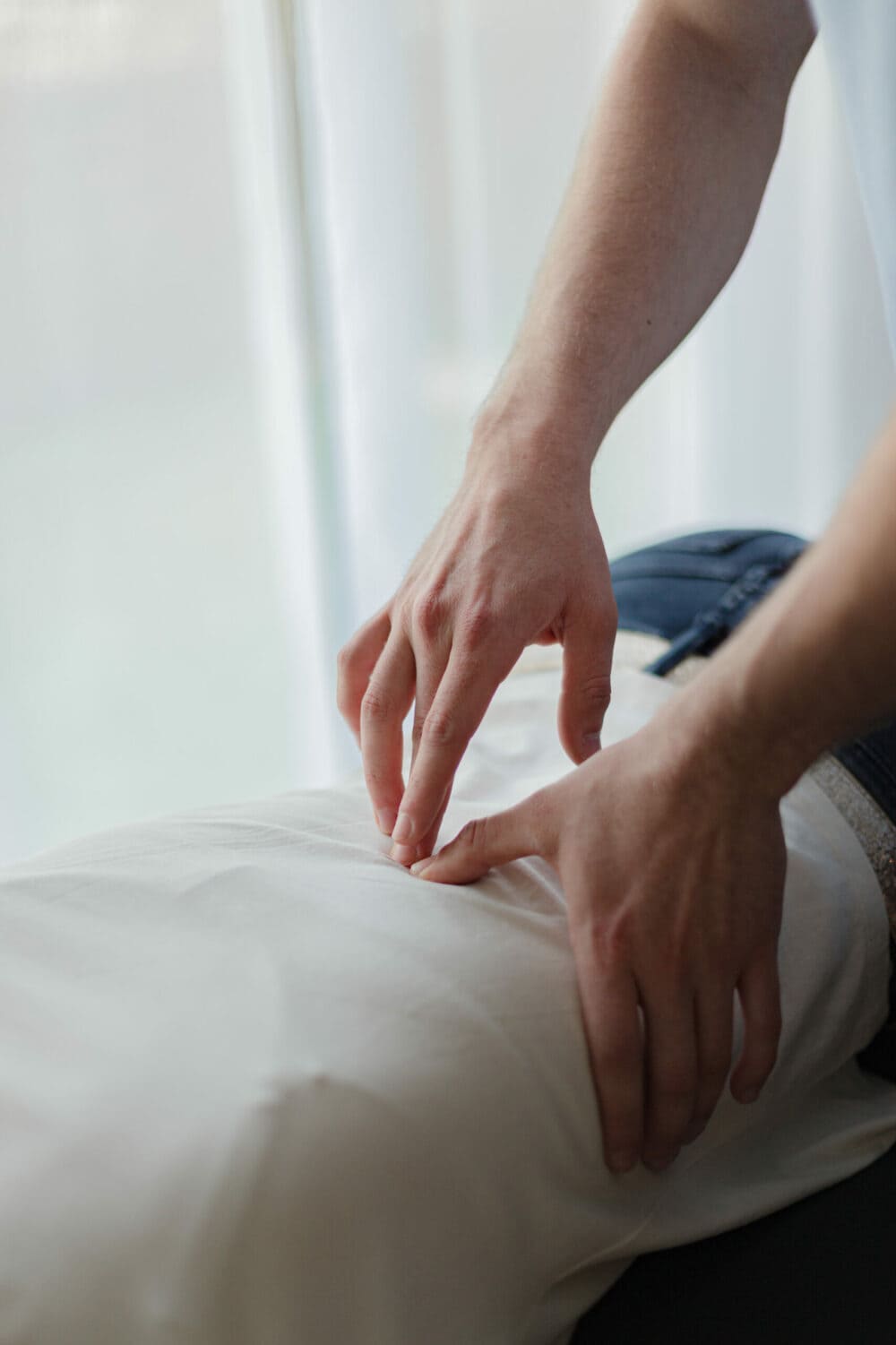 Manipulation chiropratique mains et dos